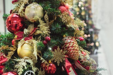 Kırmızı ve altın çiçek dekorlar iç mekanları ile Noel ağacı. Xmas. Yakın çekim.