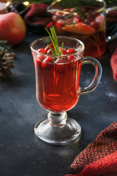 Kerst Cranberry Cocktail Garnituur Rozemarijn Spar Takken Zwart Close Xmas — Stockfoto