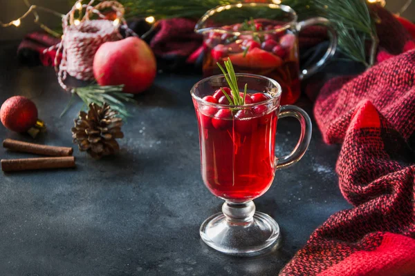 クランベリー クリスマス カクテル付け合わせローズマリーとモミ枝ブラック クローズ アップ クリスマスの飲み物 — ストック写真