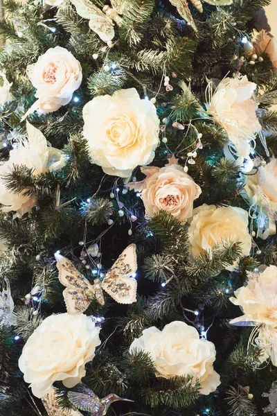Albero di Natale con fiori pastello di lusso e ghirlanda luci su bokeh sfocato nel centro commerciale. Chiudete. Modello di Natale . — Foto Stock