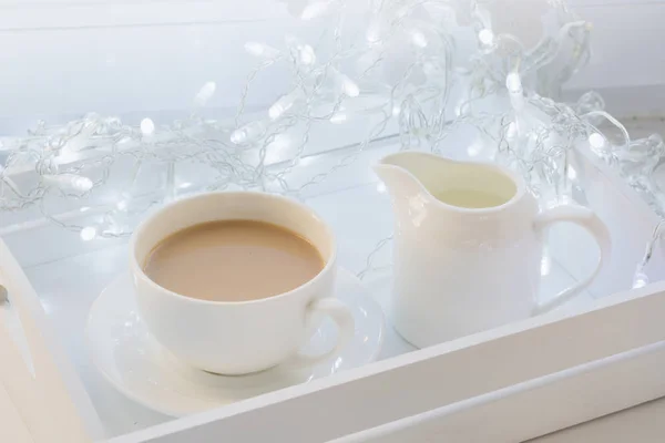 Tasse schwarzen Kaffee auf der Winterfensterbank. Weihnachtszeit. — Stockfoto