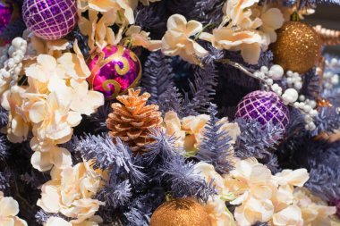 Alışveriş merkezinde arka plan bulanık pembe ve mor lüks topları ile Noel ağacı. Yakın çekim. Xmas desen.