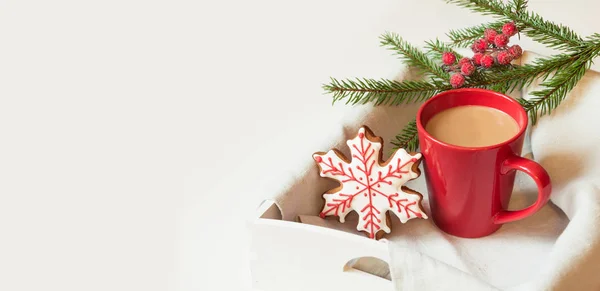 Красная чашка горячего кофе с рождественскими пряниками на белом. Праздничное знамя. Рождественская открытка . — стоковое фото