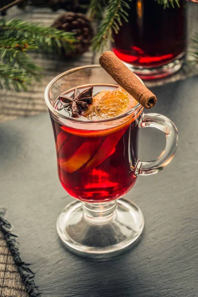 Vino caliente de Navidad con canela y naranja sobre tabla rústica de madera. Bebida caliente tradicional en Navidad . — Foto de Stock