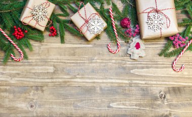 Noel tatil çerçeve - ağacı, hediyeler, holly Karpuzu ve dekorasyon ahşap tahta üzerinde. Tatil afiş. Üstten görünüm.