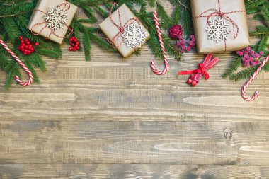 Noel tatil çerçeve - ağacı, hediyeler, holly Karpuzu ve dekorasyon ahşap tahta üzerinde. Tatil afiş. Üstten görünüm.