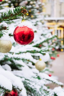 Garland ile Noel ağacı adil dekore edilmiştir. Açık. Noel kartı ve desen. Yakın çekim. Kış.