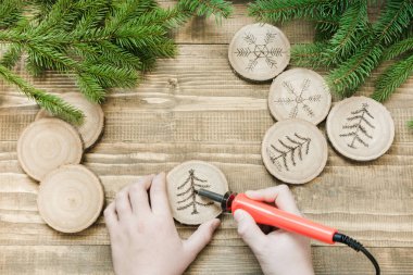 Noel ev yapımı Ağaç oyuncaklar. Ahşap dilim. Xmas süslemeleri. Çocuk hediyeler yakınları için yapar. Yukarıdan görüntüleyin. Alternatif dekor.