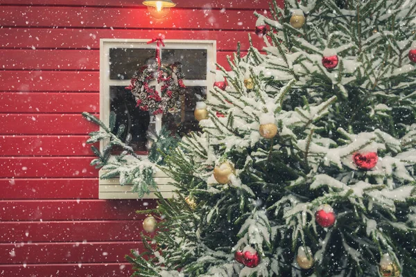 Tradiční dekorativní červené kiosek pro dílny a prodej ručně vyrobené vánoční dárky. Vánoční výzdoba. Zdobené vánoční strom. — Stock fotografie