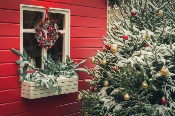 Traditionell dekorativa röda kiosk för verkstad och försäljning handgjorda julklappar. Xmas inredning. Dekorerad julgran. — Stockfoto