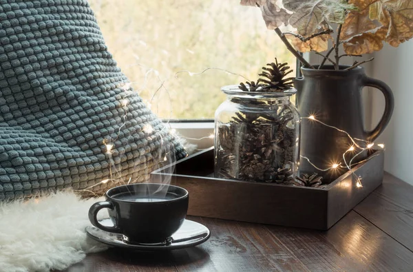 Nature morte à l'intérieur. Concept d'automne ou d'hiver confortable. Cozy hiver ou automne tasse de café à la maison peluche chaude, guirlande, concept d'hygge suédoise . — Photo