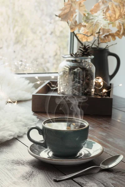 仍然生活在家庭内部。舒适的秋季或冬季概念。温馨的冬或秋杯咖啡在家里温暖蓬松毛皮, 花环, 瑞典呵呵概念. — 图库照片