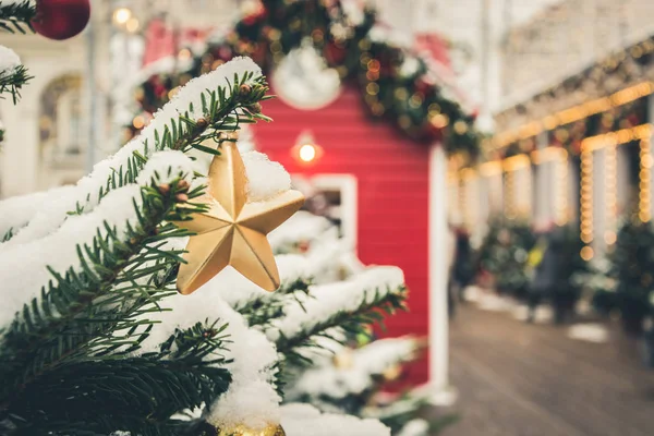 Atölye ve satış el yapımı Noel hediyeleri için geleneksel dekoratif kırmızı köşk. Garland, adil ile Noel ağacı. Açık. Noel kartı ve desen. Kış