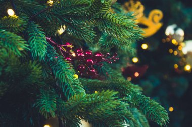 Ayrıntılar süslenmiş Noel ağacı kırmızı topları ile çelenk. Noel kartı ve desen. Yakın çekim. Kış.