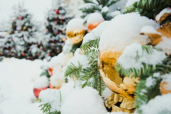 Zdobené Vánoční Strom Zlaté Koule Věnec Spravedlivé Venkovní Vánoční Karta — Stock fotografie