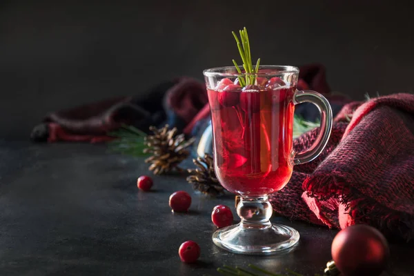 クランベリー クリスマスと黒い背景にマルドのアップル ワイン付け合わせローズマリーとモミ枝 クローズ アップ クリスマスの飲み物 — ストック写真