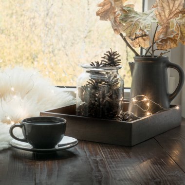 Ev iç hala hayatta. Sıcacık kış veya sonbahar fincan kahve ev sıcak kabarık furskin, garland, İsveçli hygge kavramı.