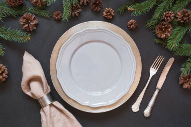 Gümüş ve siyah masada karanlık doğal yaprak dökmeyen dekor ile Noel tablo ayarı. Üstten görünüm. Tatil Centerpieces.