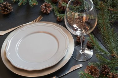 Gümüş ve siyah masada karanlık doğal yaprak dökmeyen dekor ile Noel tablo ayarı. Yakın çekim. Tatil Centerpieces.