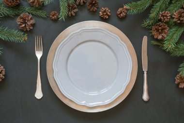 Gümüş ve siyah masada karanlık doğal yaprak dökmeyen dekor ile Noel tablo ayarı. Üstten görünüm. Tatil Centerpieces.