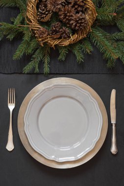 Gümüş ve siyah masada karanlık doğal yaprak dökmeyen dekor ile Noel tablo ayarı. Üstten görünüm. Tatil Centerpieces.