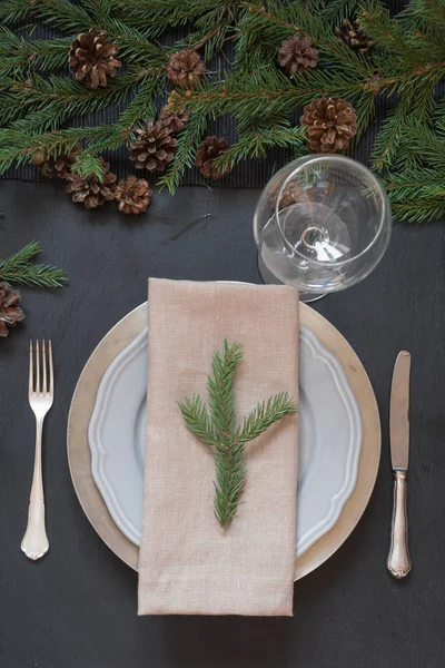 Christmas Dukning Med Silver Och Mörka Naturliga Vintergröna Inredning Svart — Stockfoto