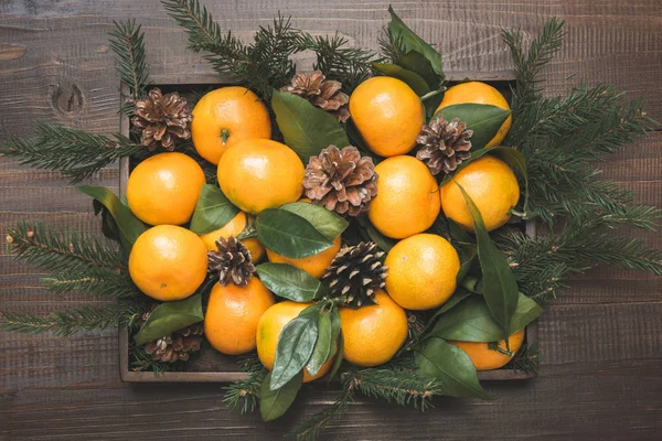 Mandarinas Frescas Con Hojas Caja Sobre Mesa Madera Patrón Navidad —  Fotos de Stock