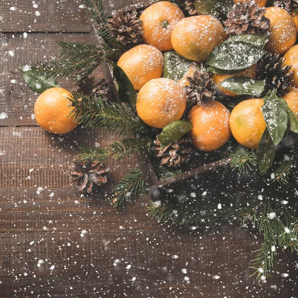 Mandarinas frescas con hojas sobre tabla de madera. Composición navideña con espacio para copias . —  Fotos de Stock