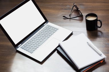 Çalışma alanı açık dizüstü bilgisayar ile ofis ahşap masa üzerinde beyaz ve siyah aksesuarları. En iyi görünüm ve kopya alanı.