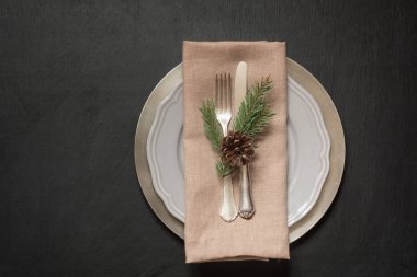 Noel sofra gümüş ve karanlık herdem yeşil dekor ile yer. Üstten görünüm. Tatil arka plan.