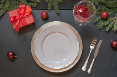Kırmızı dekor ve siyah masada Hediyelik Noel tablo ayarı. Üstten görünüm. Xmas parti.