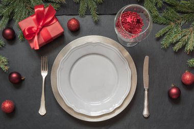 Kırmızı dekor ve siyah masada Hediyelik Noel tablo ayarı. Üstten görünüm. Xmas parti.