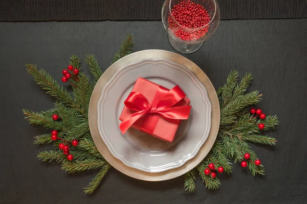 Cadre Table Noël Avec Cadeau Décor Rouge Sur Table Noire — Photo