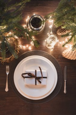 Noel tablo ayarı ile gümüş, garland ve evergreen dekor. Üstten görünüm. Xmas parti. Sihirli gece.