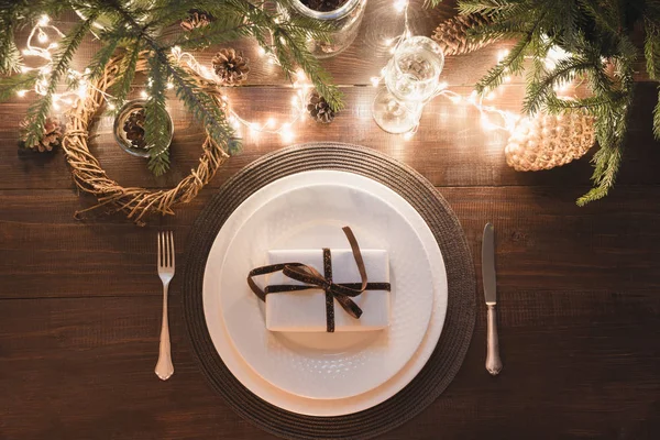 Cenário de mesa de Natal com prataria, guirlanda e decoração escura. Vista superior. Festa de Natal. Noite mágica . — Fotografia de Stock