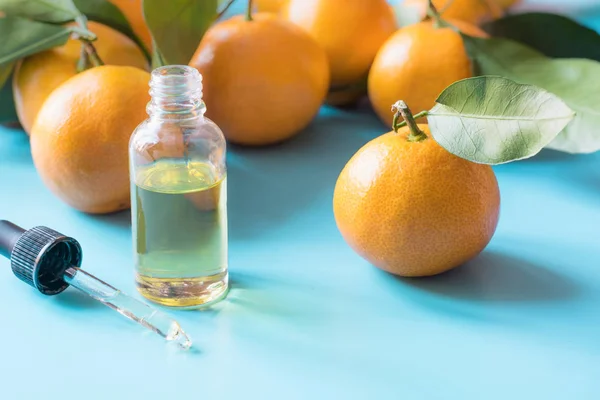 Üvegben Pasztell Kék Háttér Narancssárga Mandarin Illóolajat Gyógy Wellness Fogalma — Stock Fotó