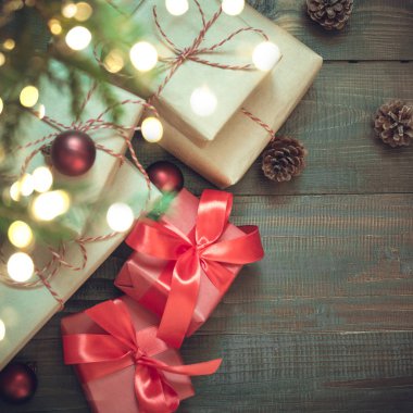Kırmızı giftboxes tatil arifesinde Noel ağacının altında kırmızı dekor içinde. Boxing günü. Xmas gecesi. Kopya alanı.