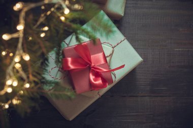 Tatil hediye kutuları ile tatil arifesinde Noel ağacının altında kırmızı dekor. Boxing günü. Xmas gecesi. Kopya alanı.