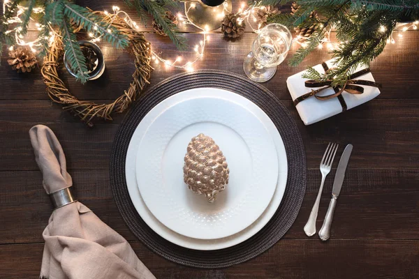 Ajuste Mesa Navideño Con Platería Guirnalda Decoración Siempreverde Natural Oscura — Foto de Stock