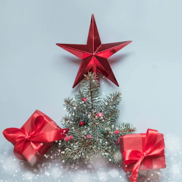 Árbol de Navidad imitación con caja de regalo roja. Acostado. Vista superior. Tarjeta de decoración de Navidad . — Foto de Stock