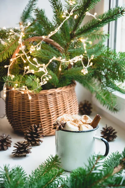 Vinter uppvärmning mugg choklad med marshmallow på fönsterkarmen med julgran inredning. — Stockfoto