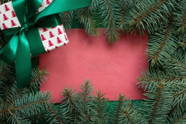 Noel sınır evegreen dallarda kırmızı arka plan ile. Neşeli Noel tebrik kartı, afiş, çerçeve. Kış tatil tema. Yeni Yılınız Kutlu Olsun. Alan için dilek.
