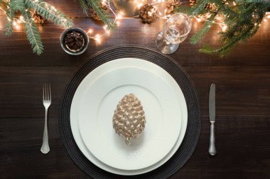 Gümüş, garland ve karanlık doğal yaprak dökmeyen dekor siyah masada Noel tablo ayarı. Üstten görünüm. Xmas parti. Sihirli gece.