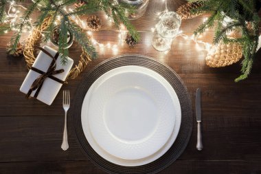 Gümüş, garland ve karanlık doğal yaprak dökmeyen dekor siyah masada Noel tablo ayarı. Üstten görünüm. Xmas parti. Sihirli gece.