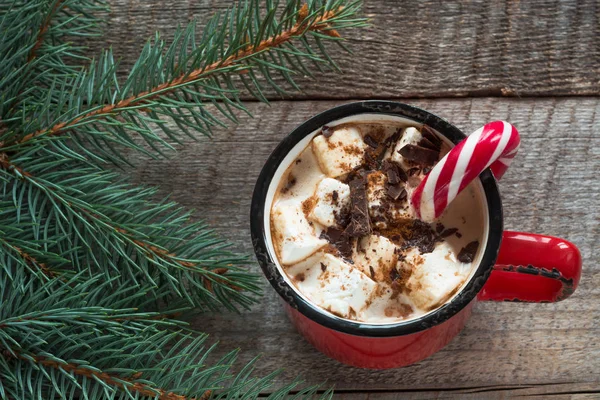 Weihnachtsschokolade mit Marshmallows und Zuckerrohr auf Holzbrett. Neujahr. Urlaubskarte. — Stockfoto