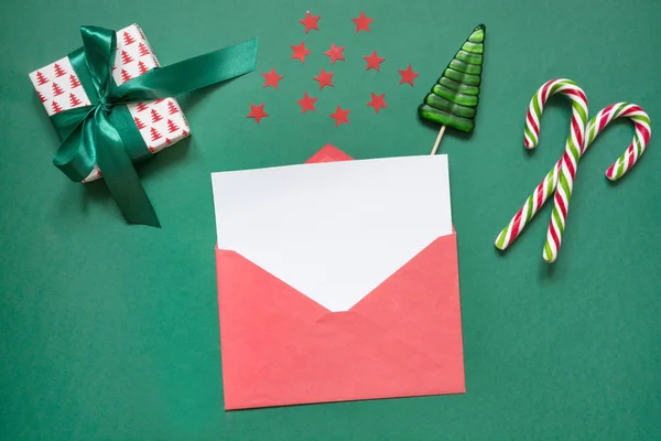 Natale lettera vuota a Babbo Natale o invito sul verde. Vista dall'alto . — Foto Stock