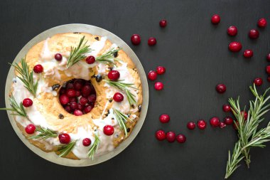 Ev yapımı Noel kek garnitür kızılcık ve biberiye dekoratif plaka üzerinde. Üstten görünüm .