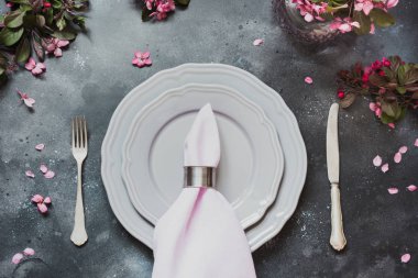 Zarif masa yer ayar gümüş koyu arka plan üzerinde romantik pembe çiçekli bahar. Üstten görünüm.