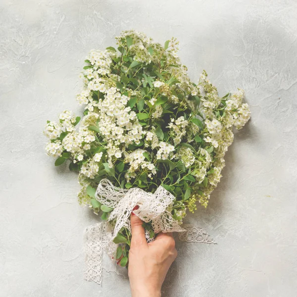 Bukiet Białych Kwiatów Tawuła Kobiet Rękę Swą Jasnym Tle Widok — Zdjęcie stockowe