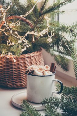 Kupa çikolata hatmi pencere Noel ağacı dekor ve garland ile Tarih ile ısınma kış. Noel yemeği.